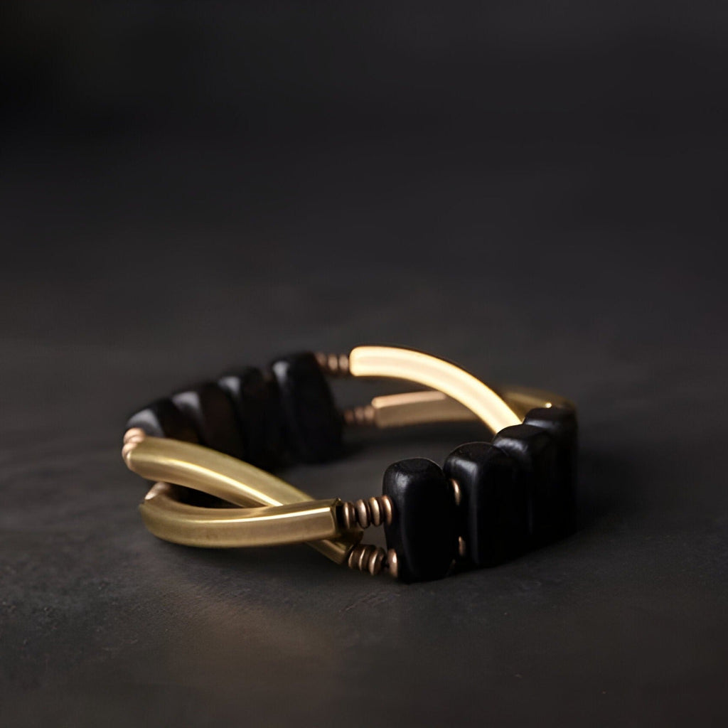 Bracelet flexible femme en bois d'ébène noir carré et éléments en cuivre lisse brillant.