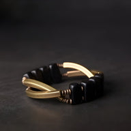 Bracelet flexible femme en bois d'ébène noir carré et éléments en cuivre lisse brillant.