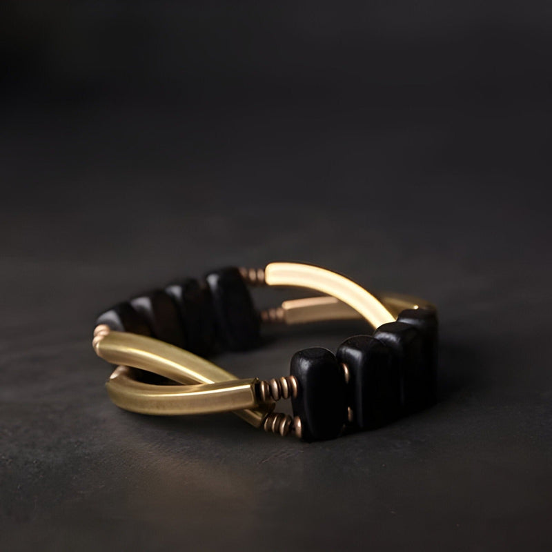 Bracelet flexible femme en bois d'ébène noir carré et éléments en cuivre lisse brillant.