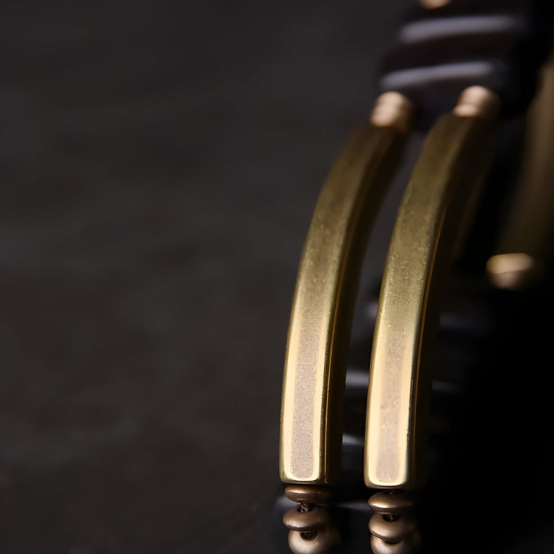 Bracelet flexible femme en bois d'ébène noir et plaques de cuivre brossé élégant.