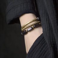 Bracelet femme en bois d'ébène noir et cuivre avec perles et anneaux texturés, style élégant.