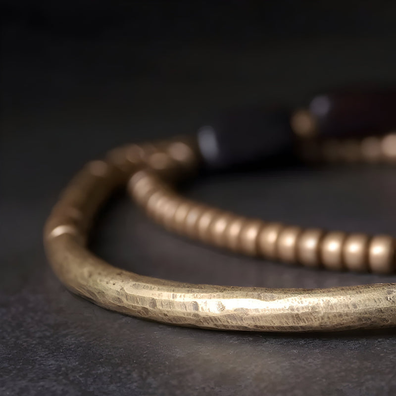 Bracelet femme en bois d'ébène noir et cuivre martelé, style artisanal, finitions mates.