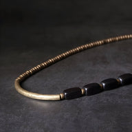 Bracelet pour femme en bois d'ébène noir avec perles en cuivre, design unique et élégant.