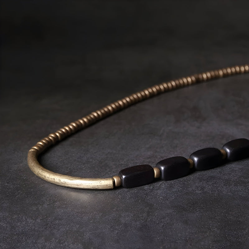 Bracelet pour femme en bois d'ébène noir avec perles en cuivre, design unique et élégant.
