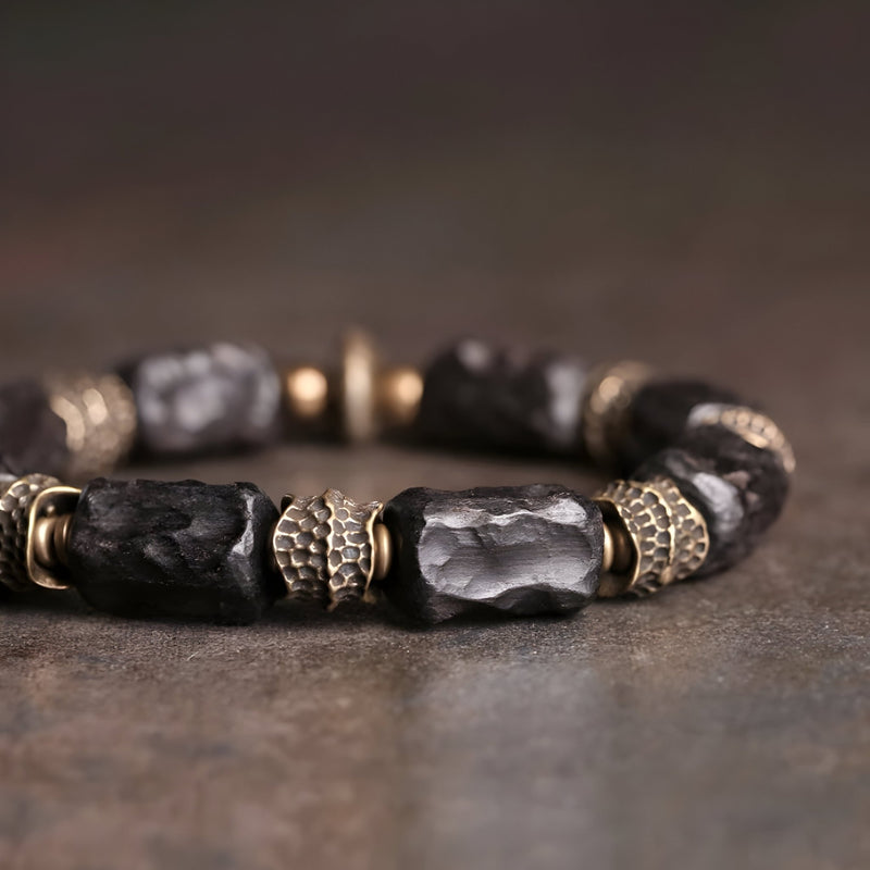 Bracelet mixte en bois d'ébène noir sculpté avec anneaux en laiton texturé, style unique.