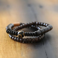 Bracelet mixte en bois d'ébène noir et perles d’obsidienne brillantes, style naturel.