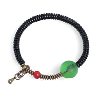 Bracelet femme en bois d'ébène noir avec perle en verre vert et détails cuivre, modèle Almina.