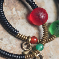 Bracelet femme en bois d’ébène noir avec perles en verre rouge et vert, accents cuivre, 24 cm.