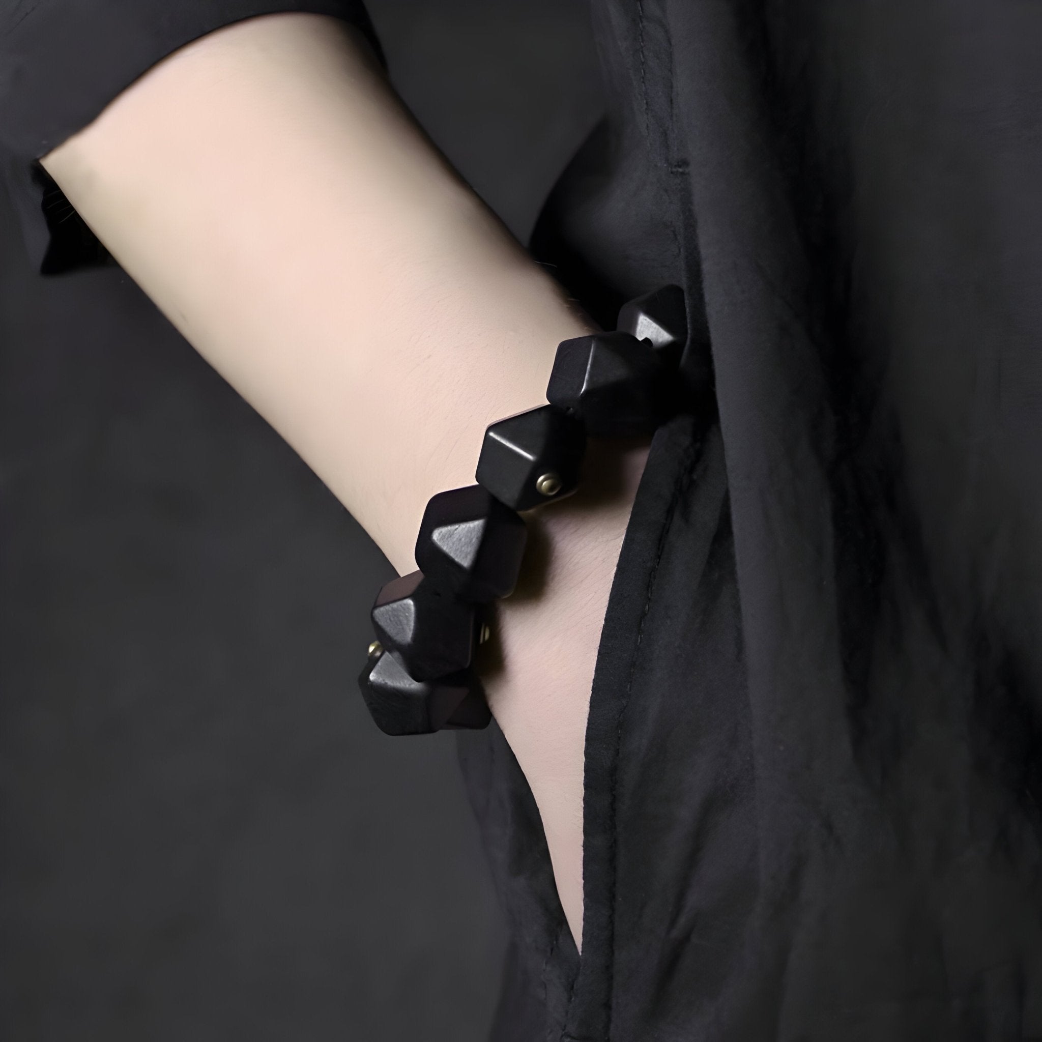 Bracelet en bois d'ébène noir, évoquant le charbon, pour femme, modèle Magda - La Boutique du Bracelet