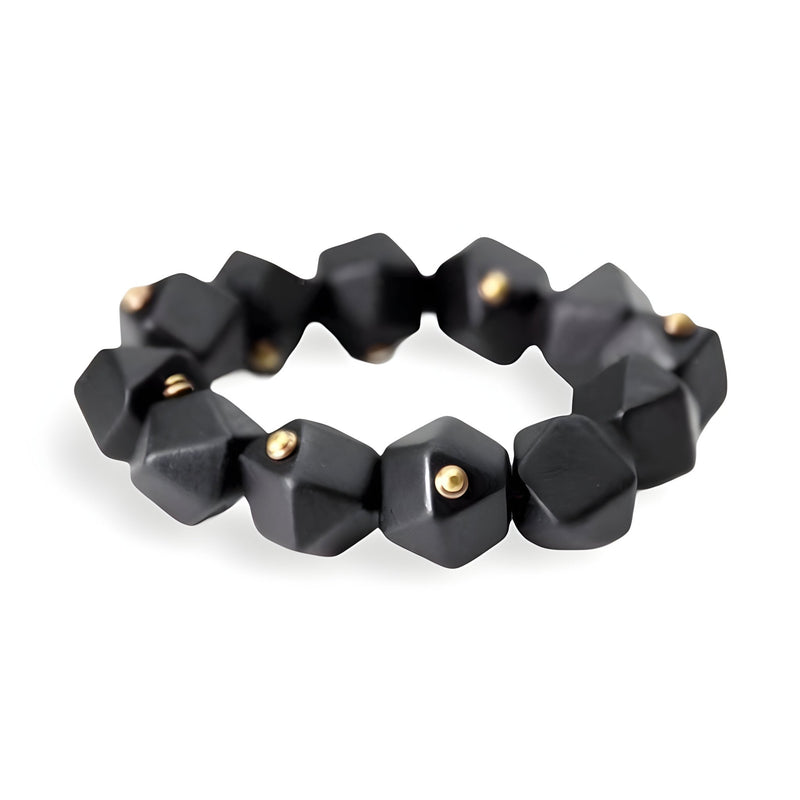 Bracelet femme en bois d'ébène noir mat avec formes géométriques et petits clous dorés.