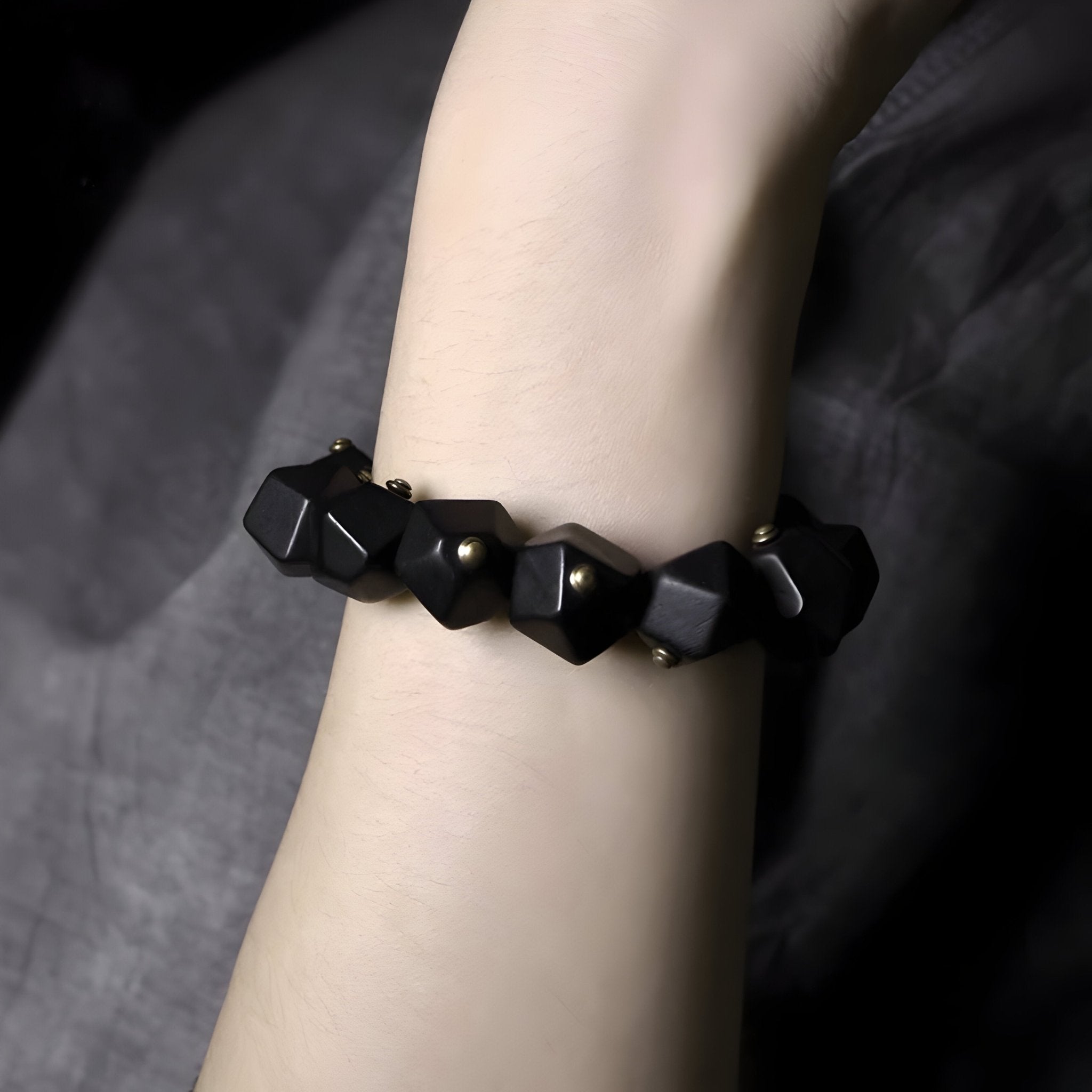 Bracelet en bois d'ébène noir, évoquant le charbon, pour femme, modèle Magda - La Boutique du Bracelet