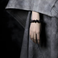 Bracelet femme en bois d’ébène noir avec perles facettées brillantes, style naturel et élégant.