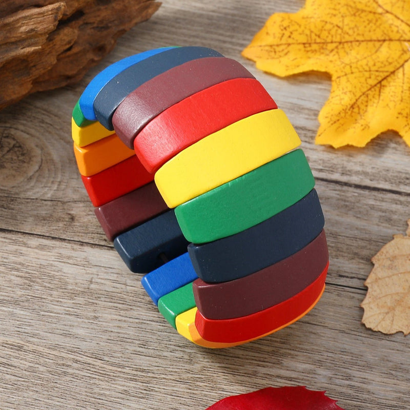 Bracelet femme en bois naturel multicolore, larges segments incurvés et finition lisse.
