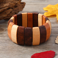 Bracelet en bois naturel à panneaux rectangulaires multicolores, tons marron et beige, style large pour femme.