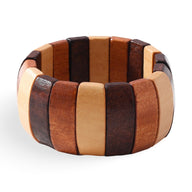 Bracelet femme en bois naturel multicolore aux larges segments alternés marron et beige.