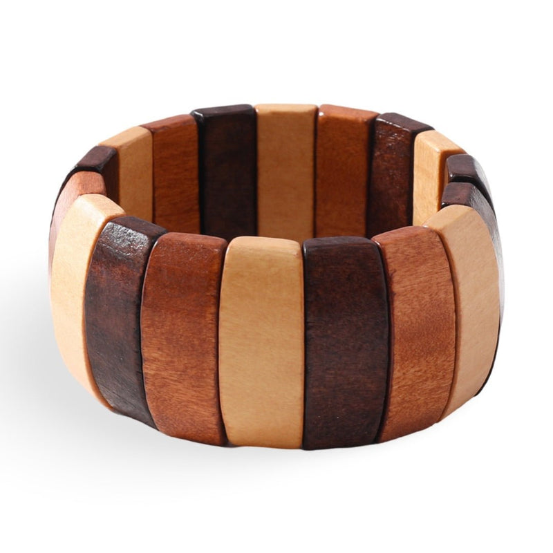 Bracelet femme en bois naturel multicolore aux larges segments alternés marron et beige.