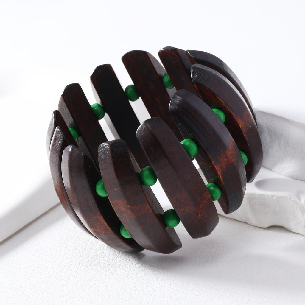 Bracelet large en bois foncé avec perles vertes, style audacieux pour femme, modèle Falime.