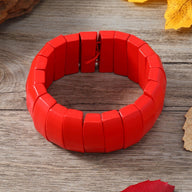 Bracelet femme en bois naturel rouge vif à segments larges, style automnal, modèle Tuji.