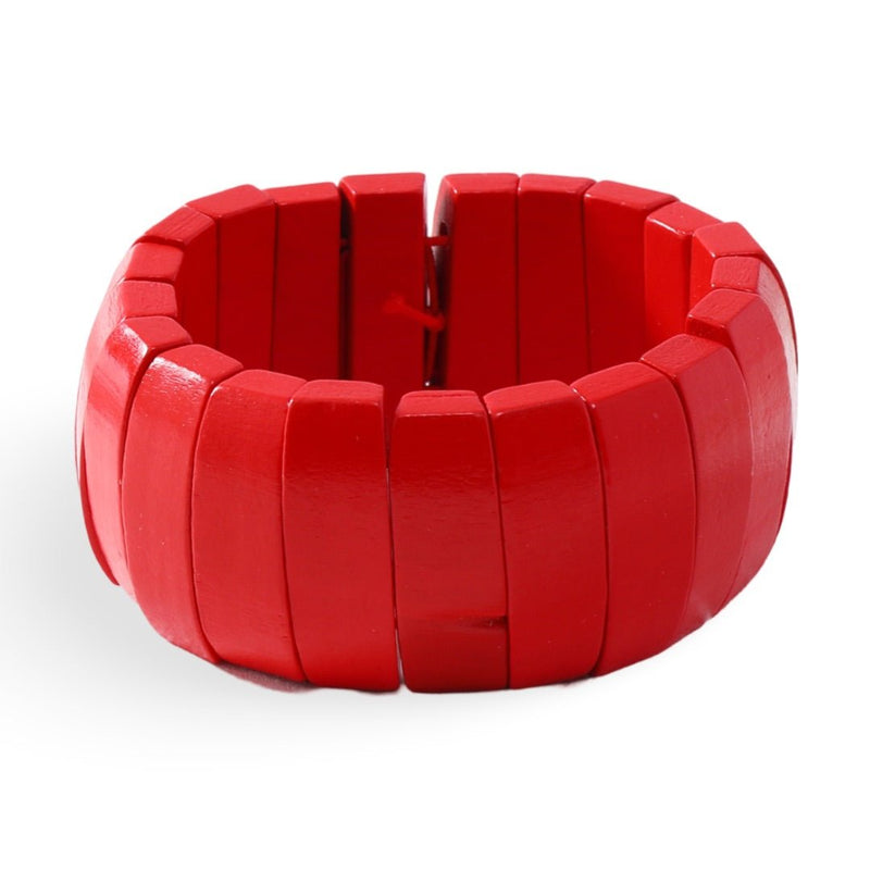 Bracelet large en bois peint rouge, design segmenté aux bords arrondis, style automnal féminin.
