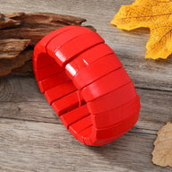 Bracelet en bois naturel laqué rouge, style automnal, segments larges et lisses, femme.