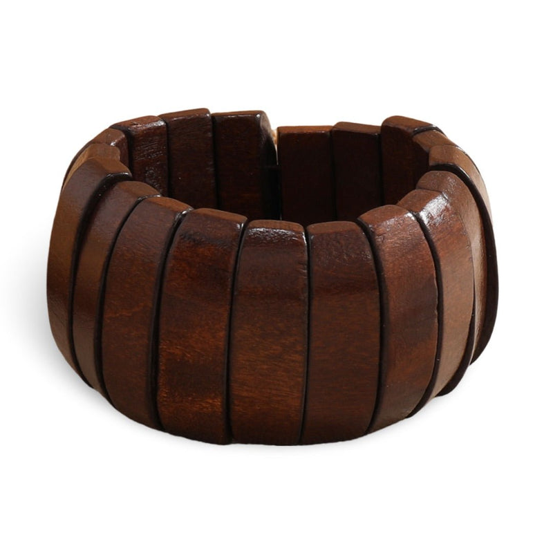 Bracelet large en bois naturel teinté café avec segments arrondis, style automnal pour femme.