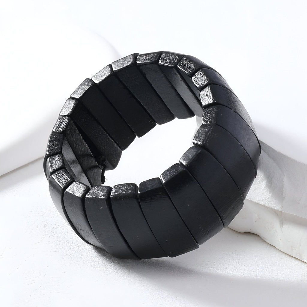 Bracelet femme en bois naturel noir avec maillons larges et design épuré.