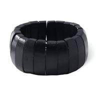 Bracelet large en bois noir naturel, design épuré et segments arrondis, pour femme modèle Tania.