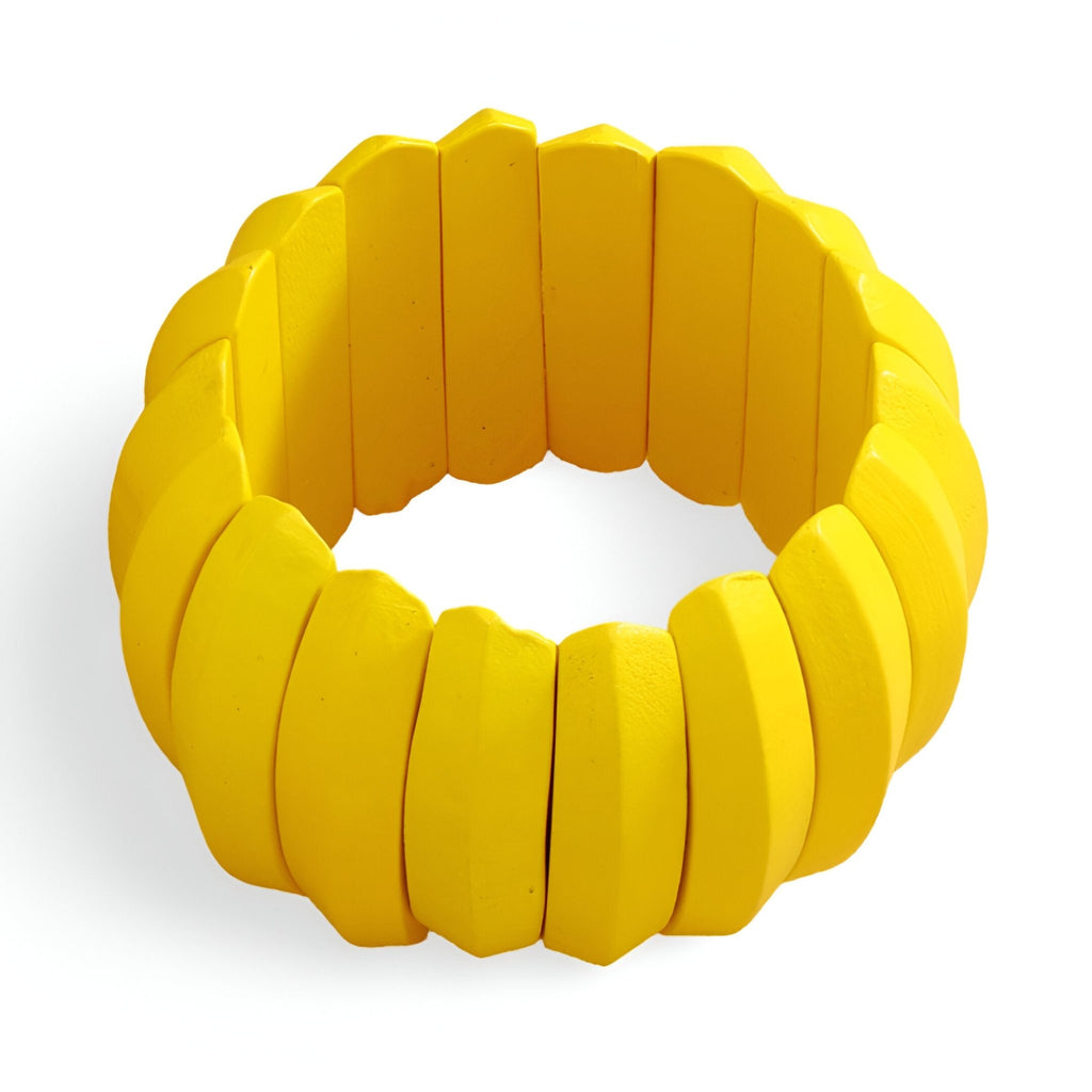 Bracelet large en bois peint jaune, style ethnique avec segments arrondis et articulés.