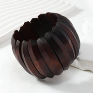 Bracelet large en bois naturel de couleur café, design ethnique avec segments larges assemblés.