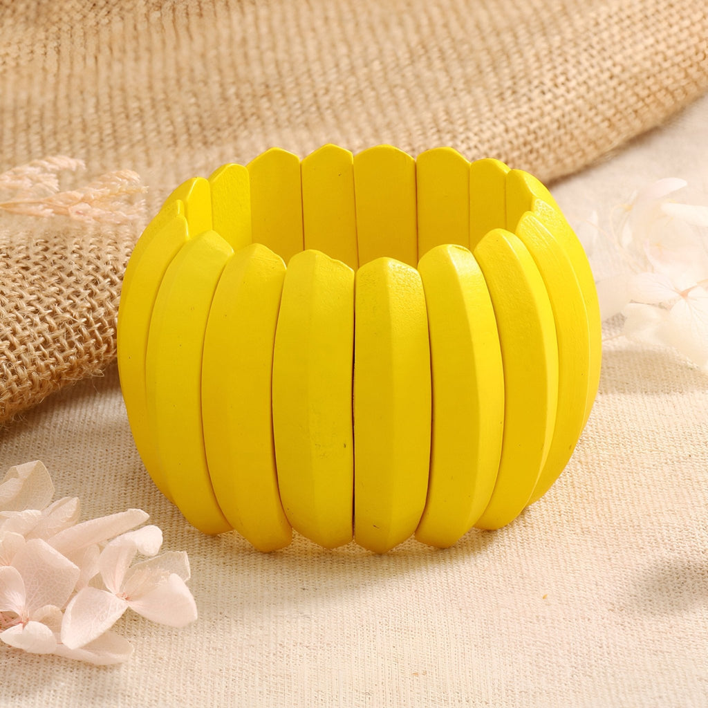 Bracelet femme en bois naturel, larges maillons peints en jaune vif, style ethnique.