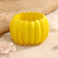 Bracelet femme en bois naturel, larges maillons peints en jaune vif, style ethnique.