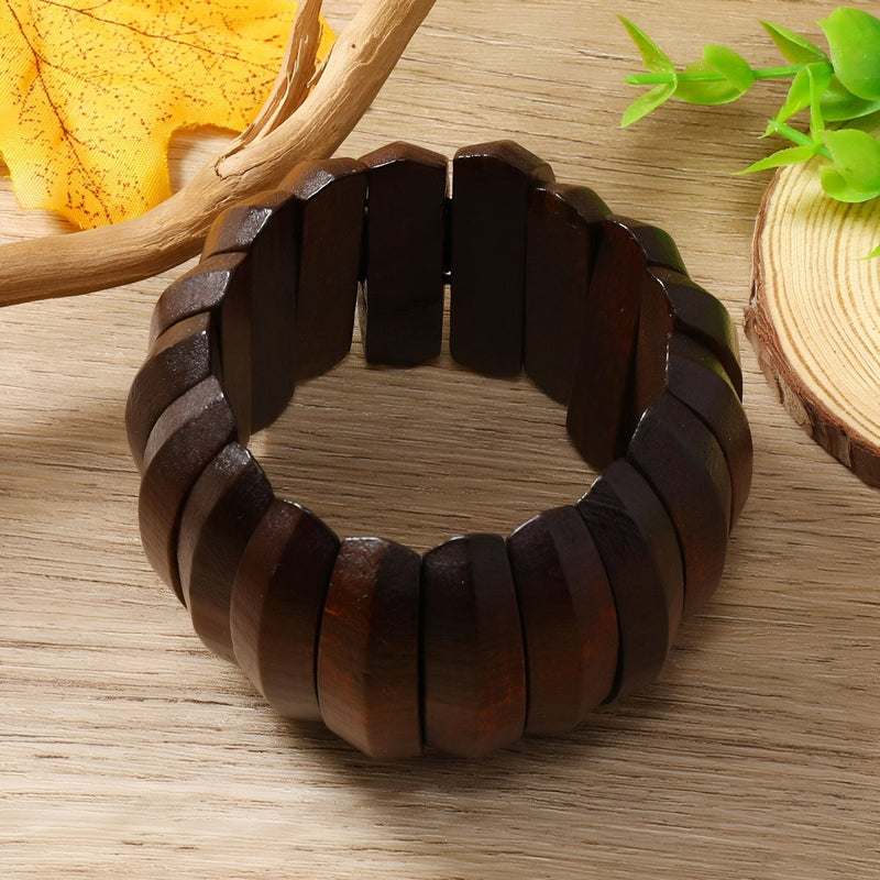 Bracelet en bois naturel foncé style ethnique avec maillons larges arrondis pour femme.