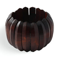 Bracelet large en bois naturel café, style ethnique avec segments incurvés et finition lisse.