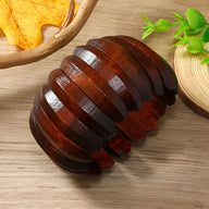 Bracelet large en bois naturel café, style ethnique, formes incurvées entrelacées, finition brillante.