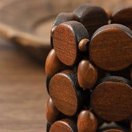 Bracelet pour femme en bois naturel avec perles rondes et ovale finition marron foncé.