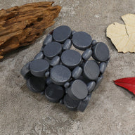 Bracelet large en bois naturel peint noir avec éléments ovales et ronds assemblés.