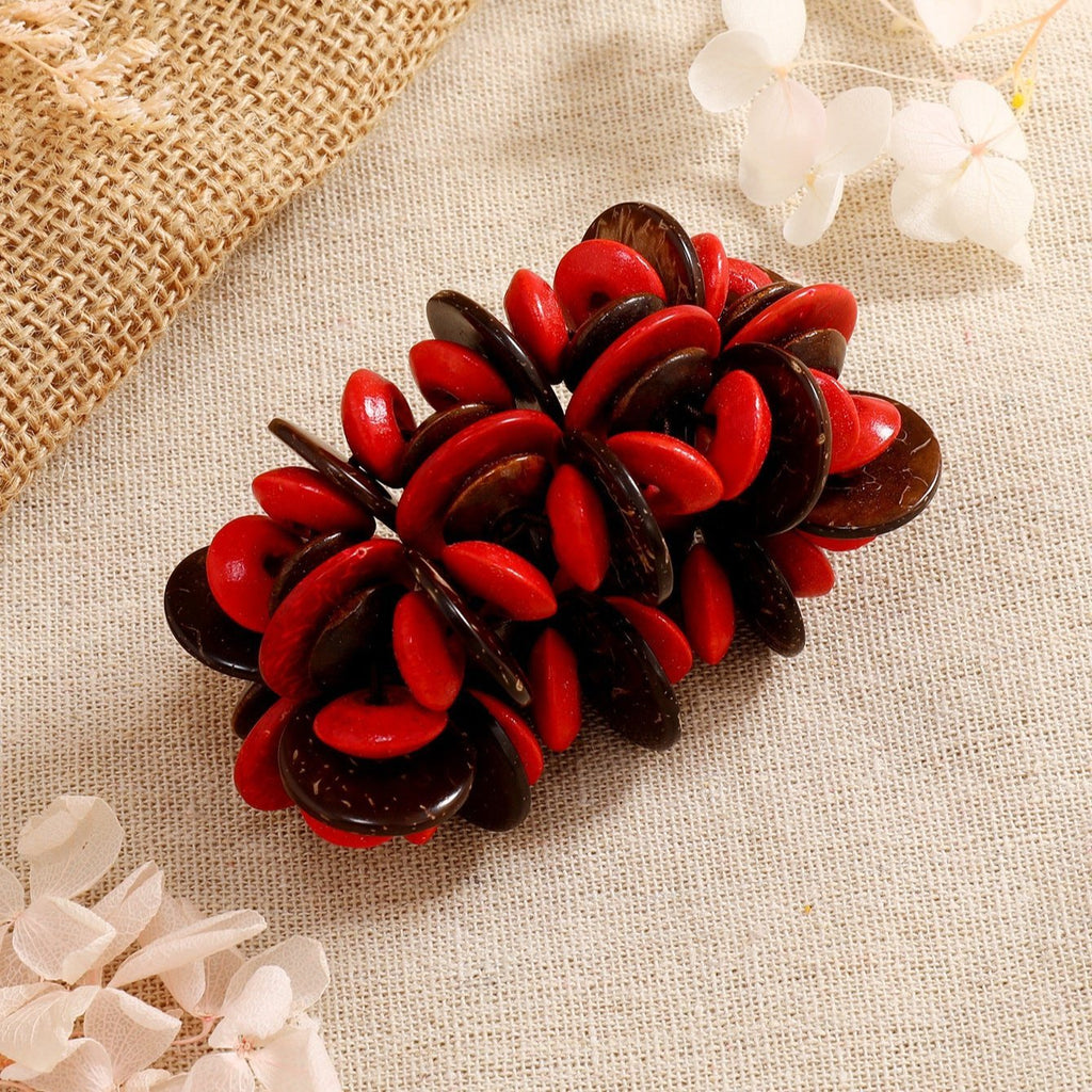 Bracelet femme en bois naturel café et rouge, design en perles ovales superposées.