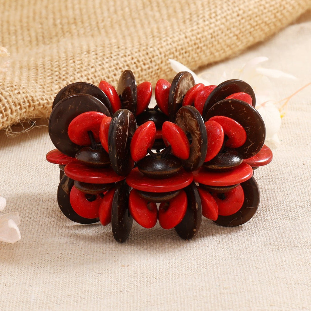 Bracelet femme en bois naturel avec disques café et rouge alternés en design circulaire.