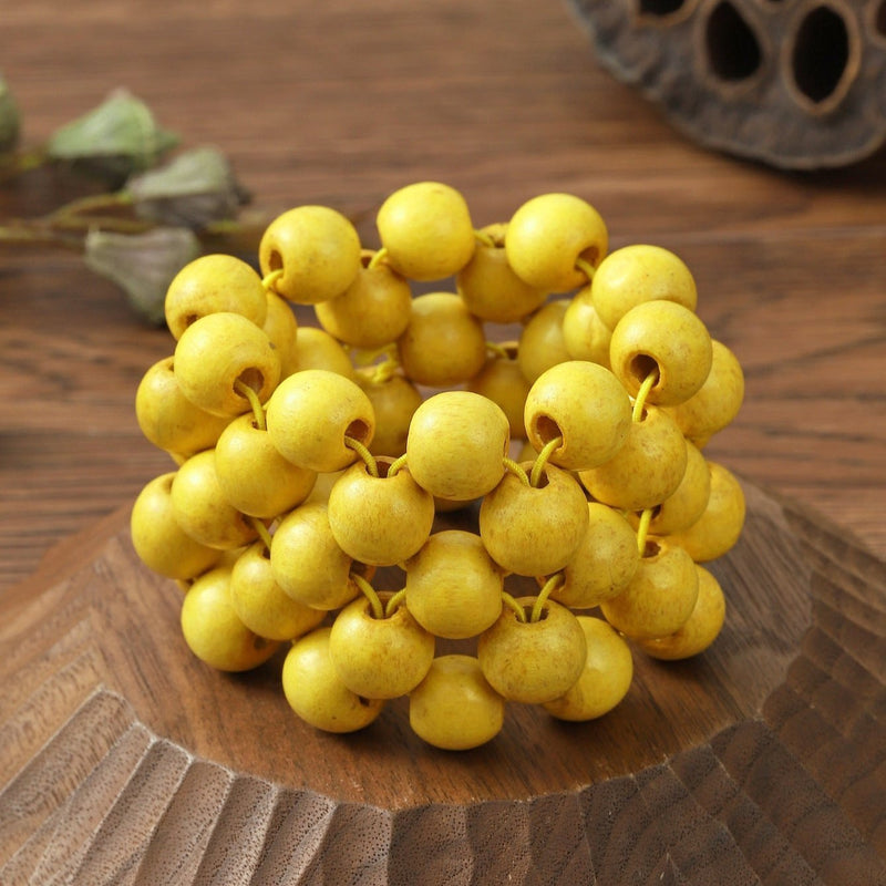 Bracelet en perles de bois naturelles jaune vif pour femme, style multiple rangs.