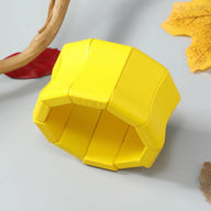 Bracelet large en bois naturel jaune vif à segments larges, style moderne pour femme.