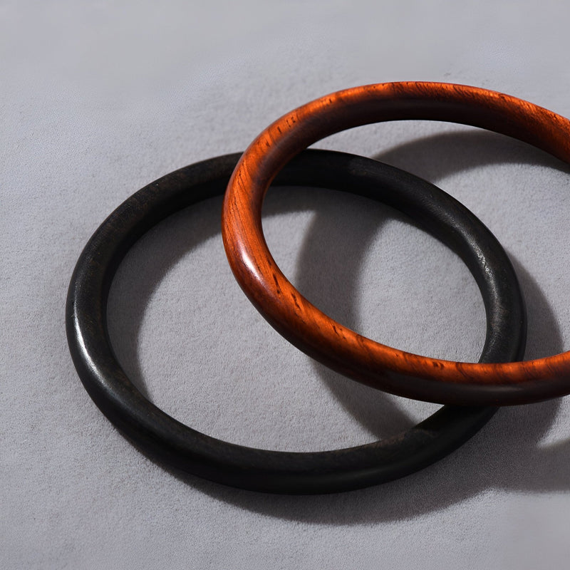 Bracelet jonc élégant en bois marron et noir, finition lisse et naturelle.