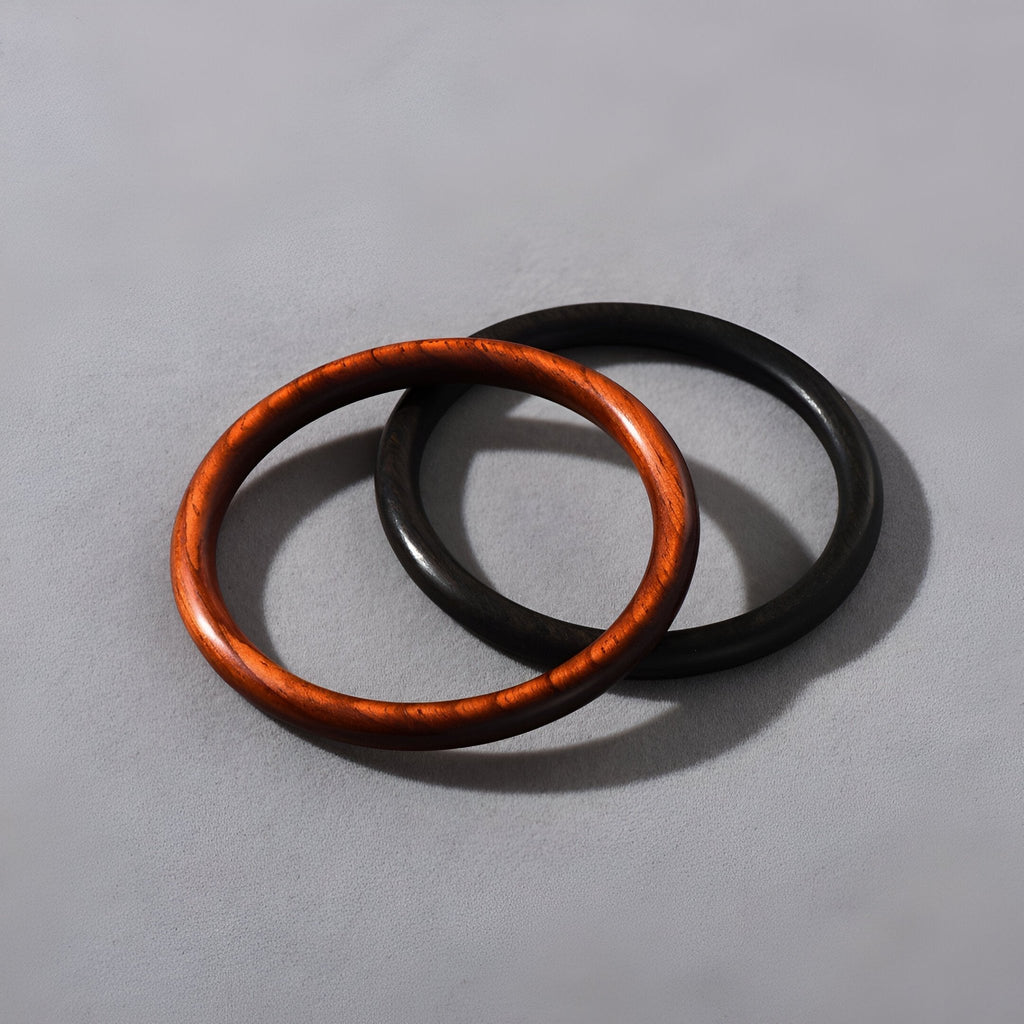 Bracelet jonc en bois naturel marron et noir, finition lisse et élégante, modèle Natalia pour femme.