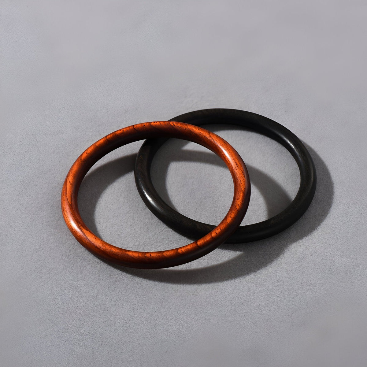 Bracelet jonc en bois naturel marron et noir, finition lisse et élégante, modèle Natalia pour femme.