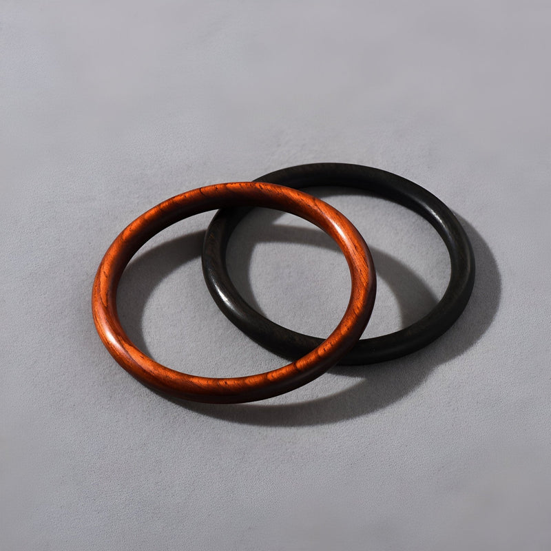 Bracelet jonc en bois naturel marron et noir, finition lisse et élégante, modèle Natalia pour femme.