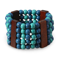 Bracelet manchette femme en perles de bois bleu naturel avec intercalaires en bois foncé.