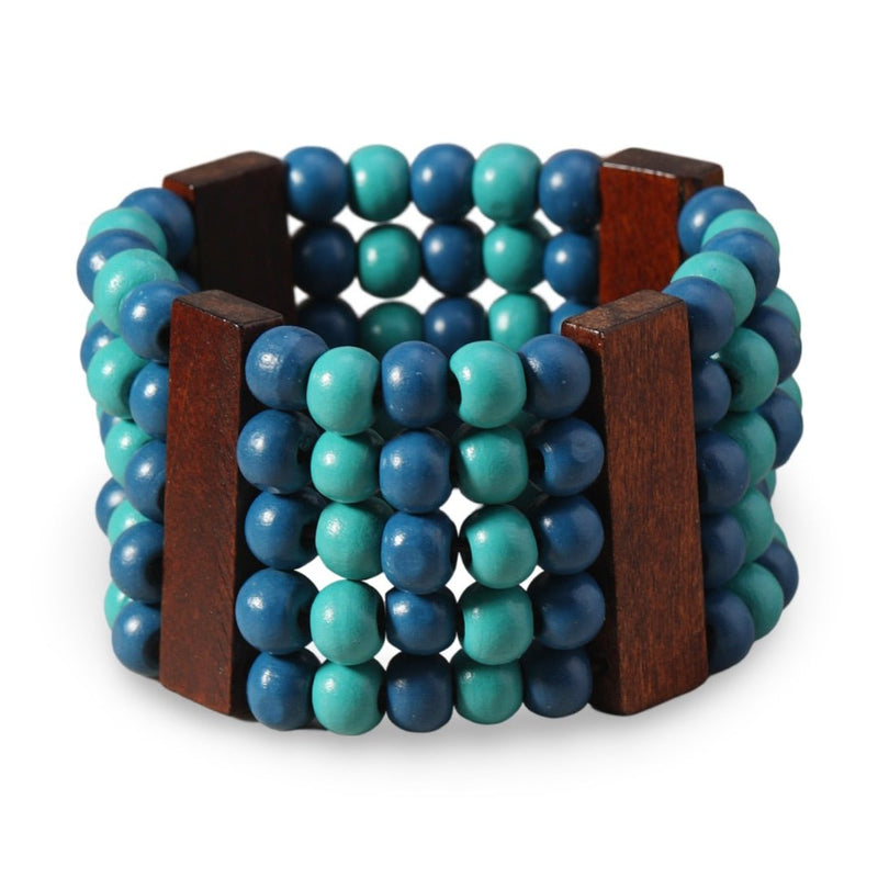Bracelet manchette femme en perles de bois bleu naturel avec intercalaires en bois foncé.