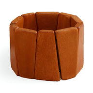 Bracelet manchette large en bois naturel marron, design géométrique élégant pour femme.