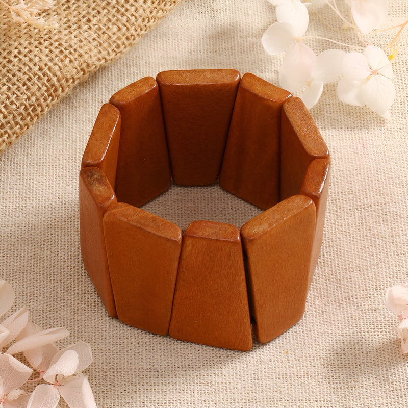 Bracelet manchette large en bois naturel marron avec panneaux rectangulaires aspect lisse.