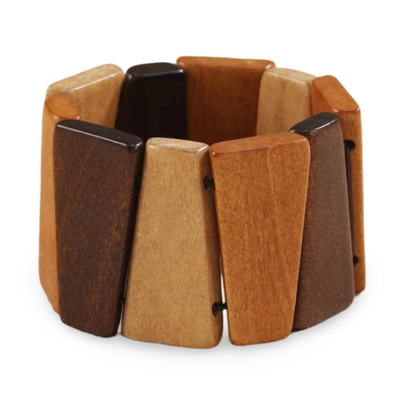 Bracelet manchette femme en bois naturel, larges plaques marron clair et foncé élégantes.