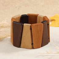 Bracelet manchette femme en bois naturel à larges plaques marron clair et foncé assemblées.